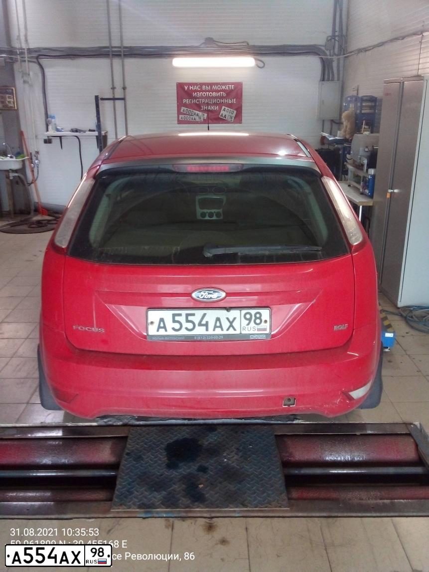 Фото автомобиля FORD FOCUS, 2010 — госномер Е638СМ60. Цвет: Красный