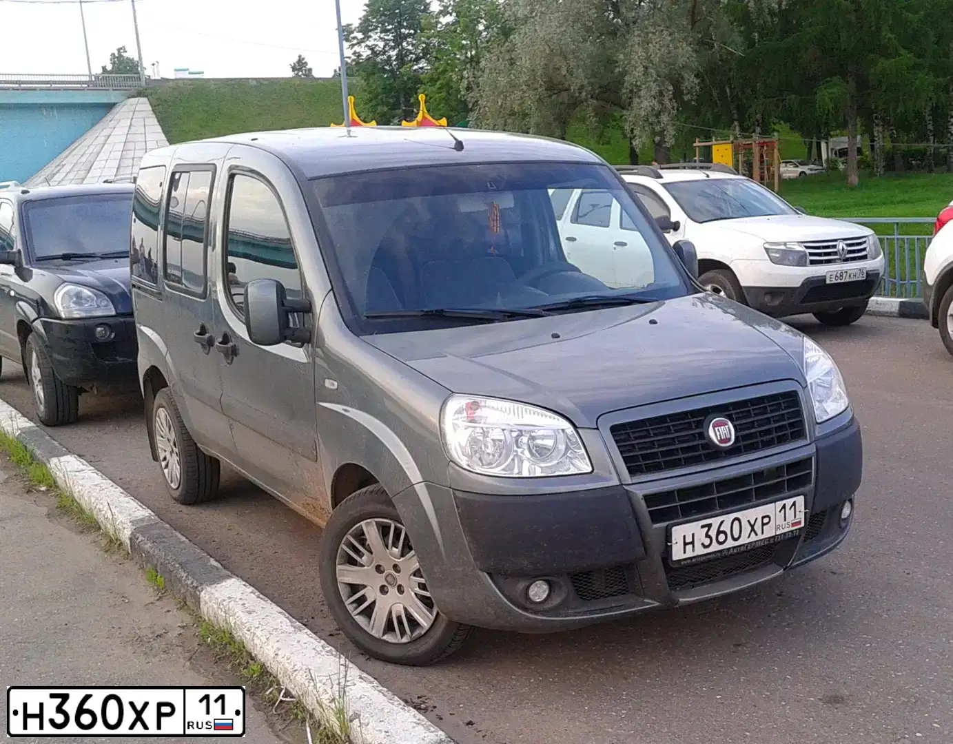 Фото автомобиля FIAT DOBLO, 2010 — госномер Н360ХР11. Цвет: СЕРЫЙ