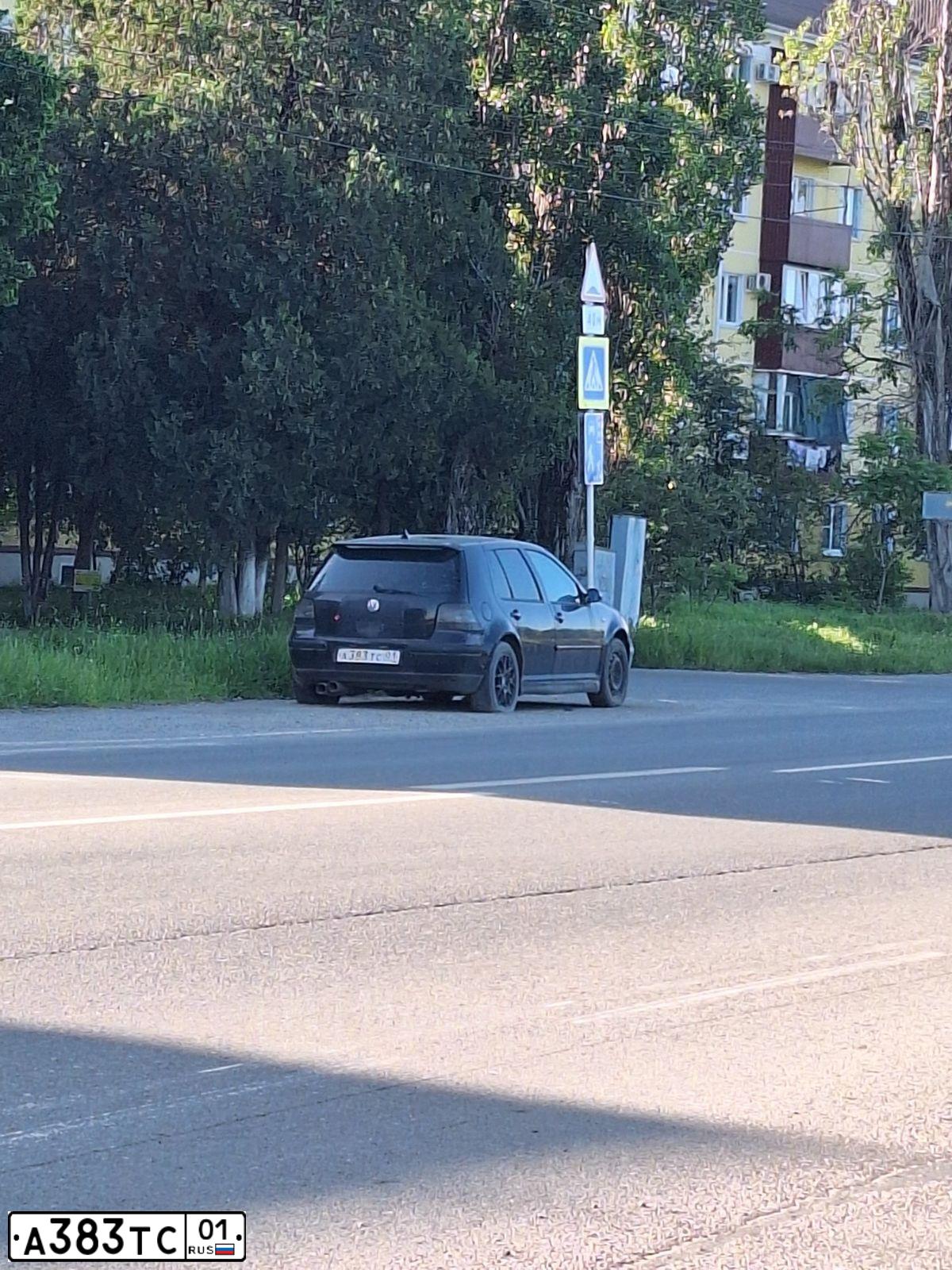 Фото автомобиля VOLKSWAGEN GOLF, 1999 — госномер А383ТС01. Цвет: ЧЕРНЫЙ