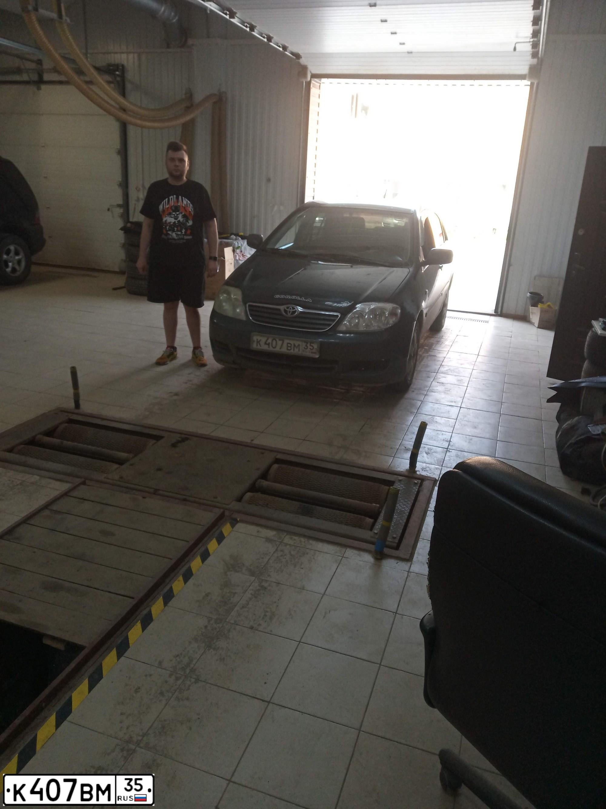 Фото автомобиля TOYOTA COROLLA, 2005 — госномер К407ВМ35. Цвет: Темно-зеленый