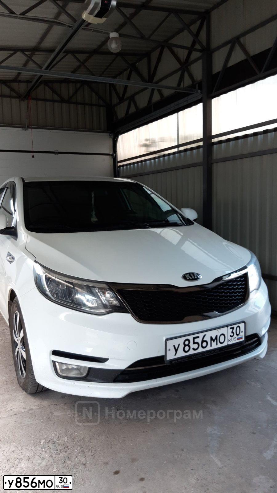 Фото автомобиля KIA RIO, 2015 — госномер У856МО30. Цвет: Белый