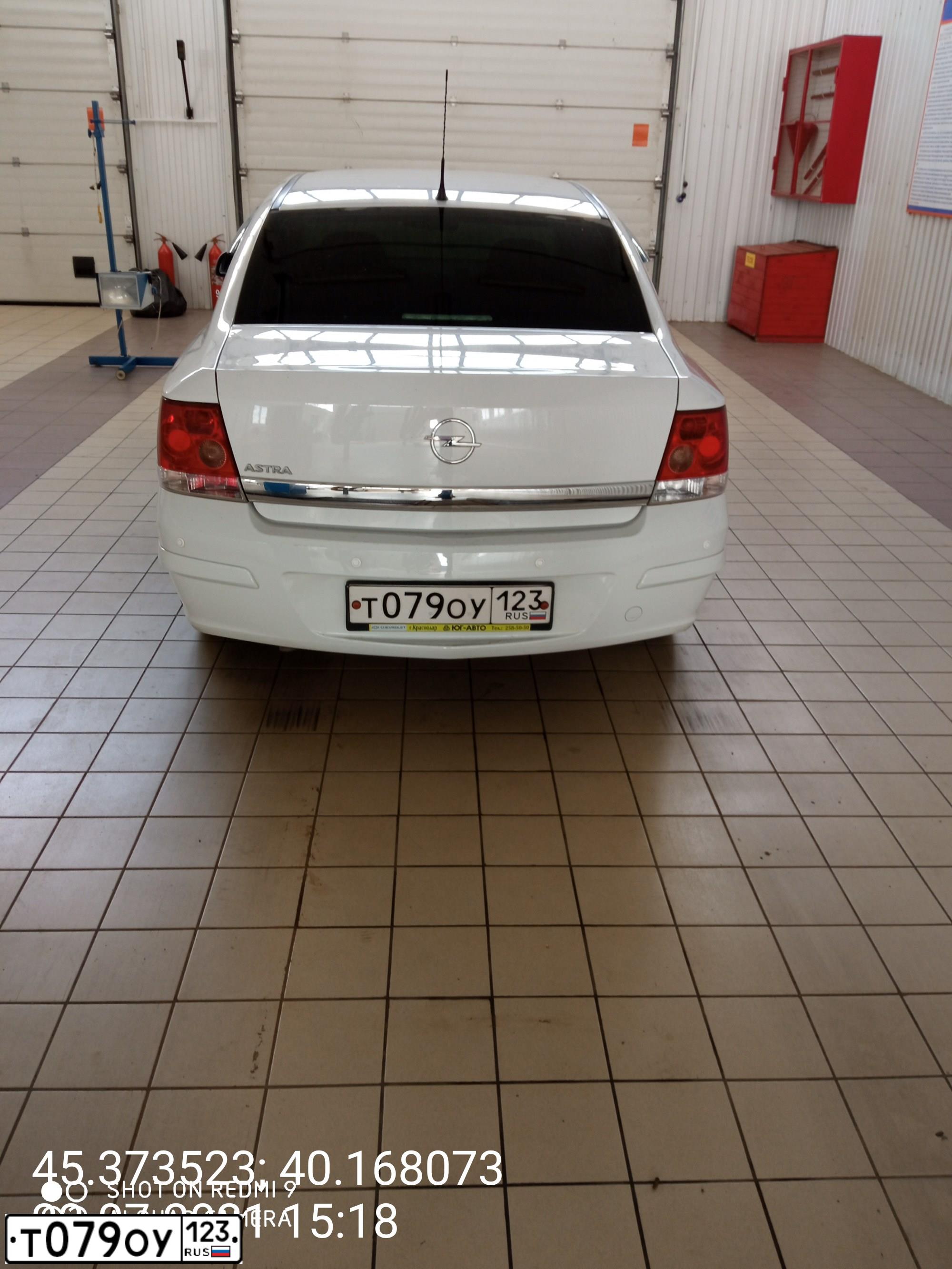 Фото автомобиля OPEL ASTRA, 2014 — госномер Т079ОУ123. Цвет: Белый