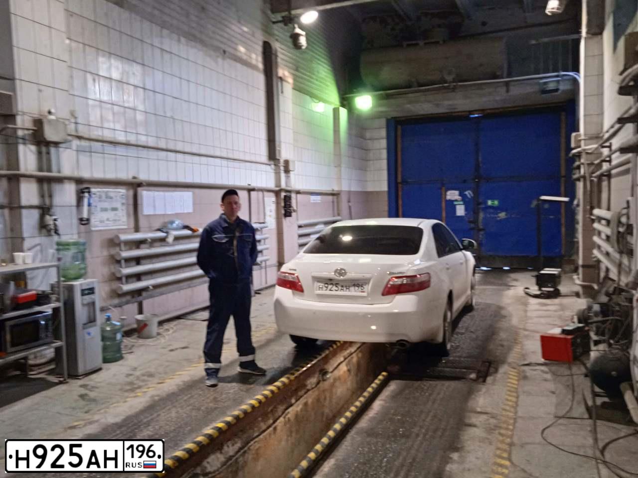 Фото автомобиля TOYOTA CAMRY, 2011 — госномер К050ОЕ174. Цвет: Белый