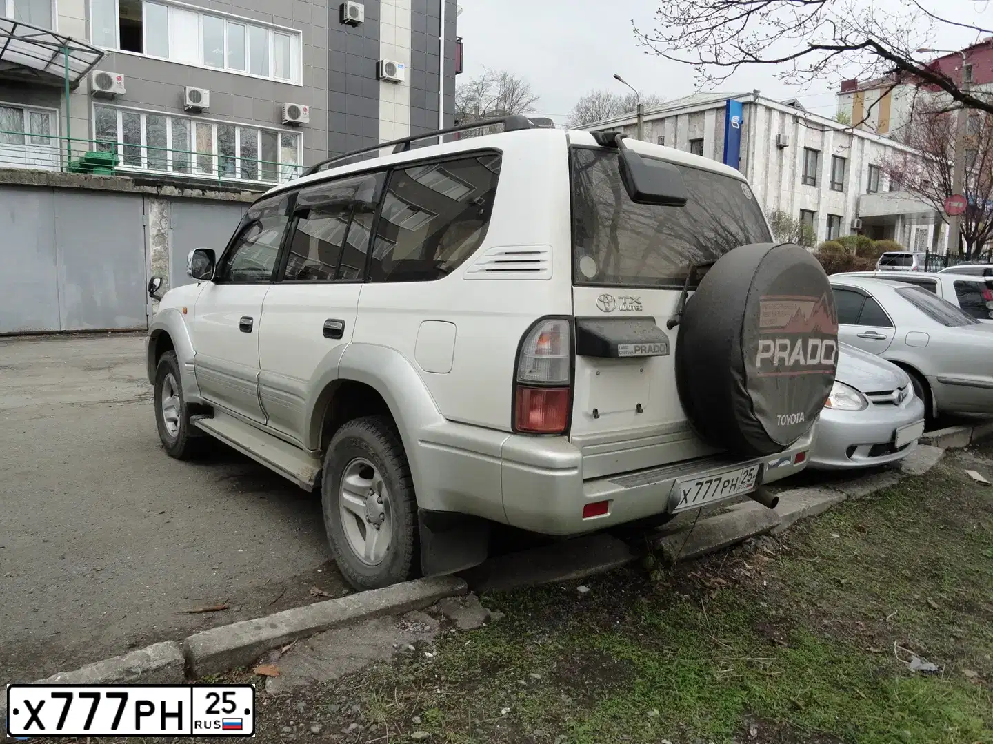 Фото автомобиля LANDROVER RANGE ROVER SPORT, 2015 — госномер Х777РН25. Цвет: синий