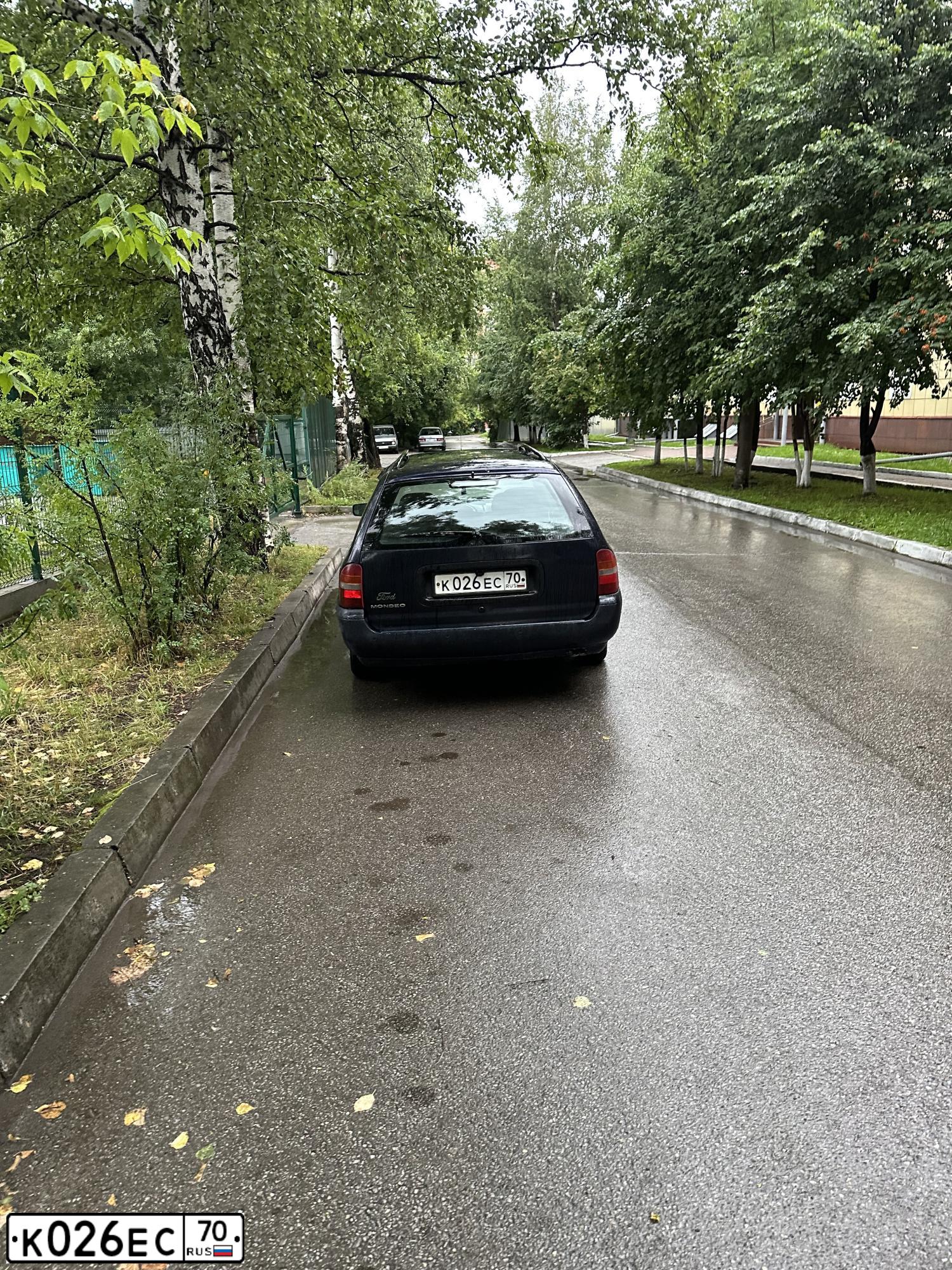 Фото автомобиля FORD MONDEO, 1995 — госномер К026ЕС70. Цвет: ФИОЛЕТОВЫЙ