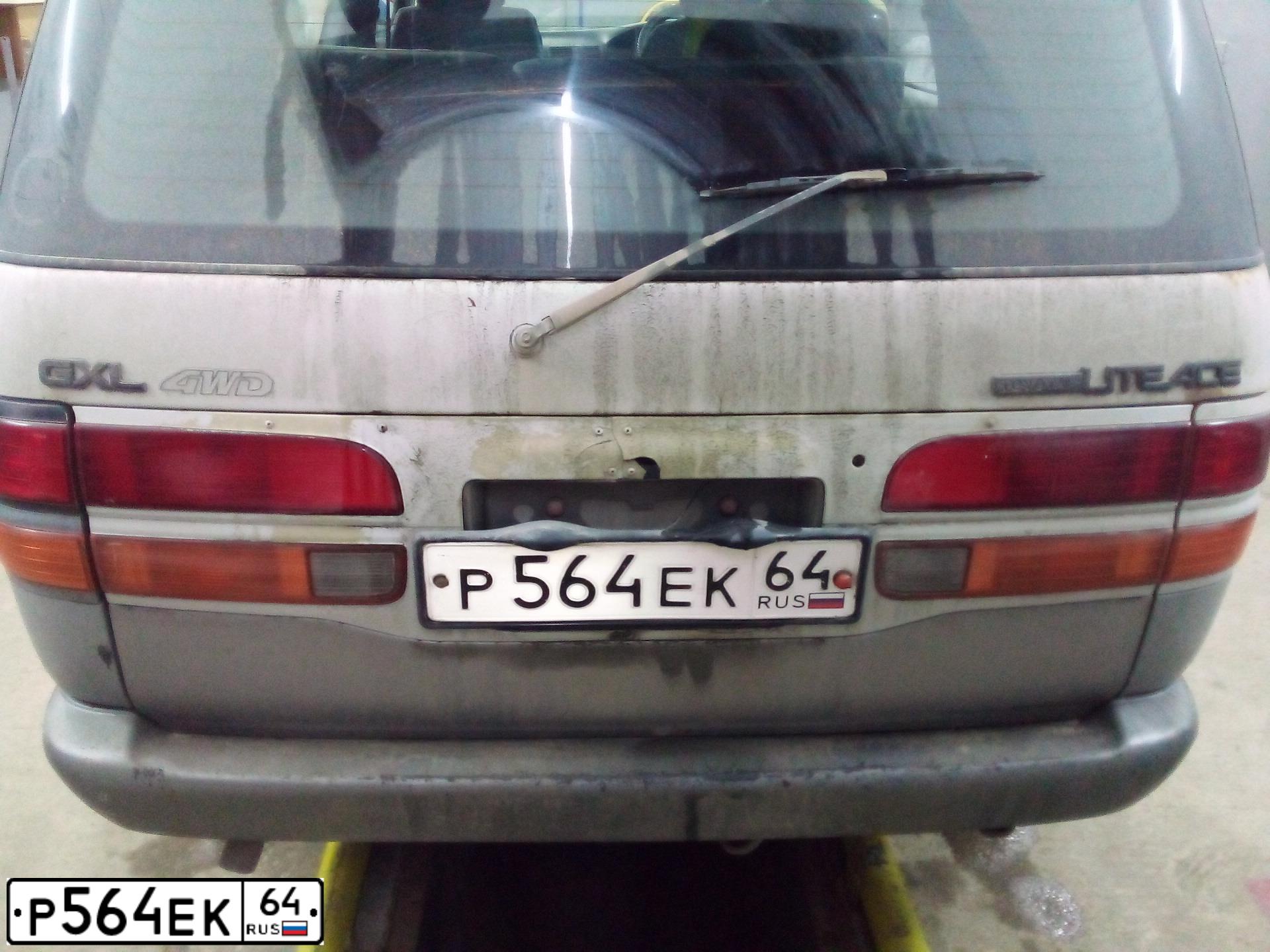 Фото автомобиля LADA 2107, 2008 — госномер Р564ЕК64. Цвет: ЯРКО БЕЛЫЙ