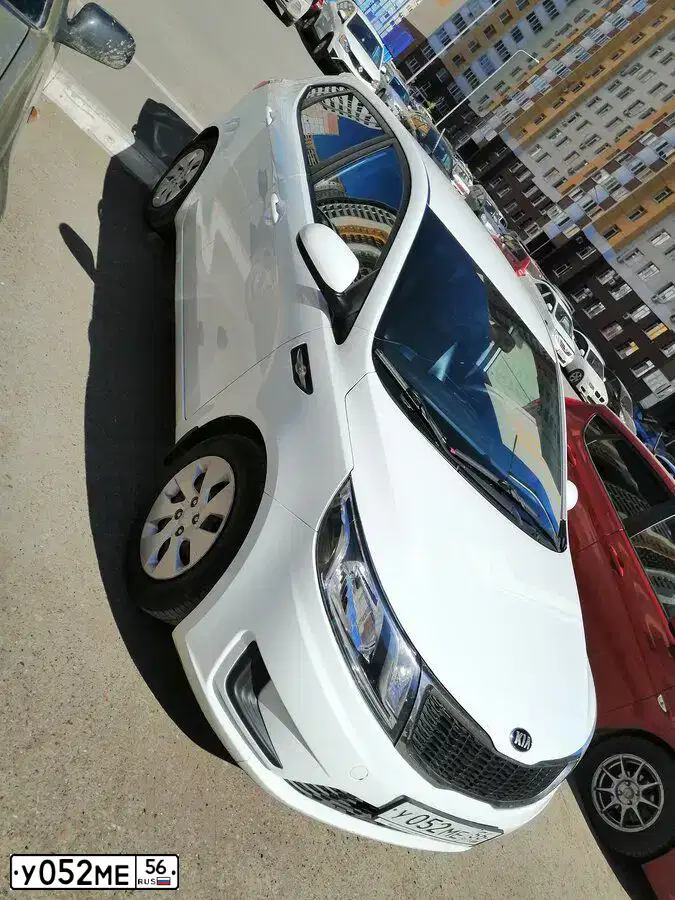 Фото автомобиля KIA RIO, 2013 — госномер У052МЕ56. Цвет: Белый