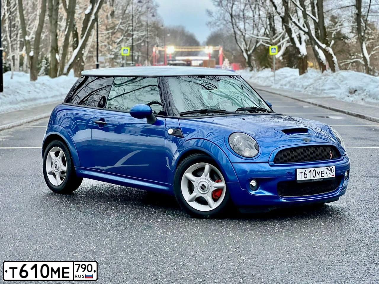 Фото автомобиля MINI MINI COOPER S, 2008 — госномер Т583ЕК39. Цвет: СИНИЙ БЕЛЫЙ