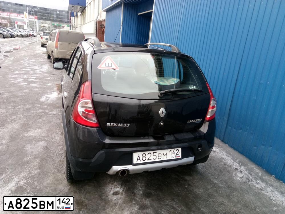 Фото автомобиля RENAULT SANDERO, 2012 — госномер У785КВ142. Цвет: ЧЕРНЫЙ