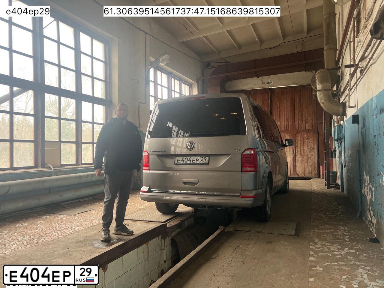 Фото автомобиля VOLKSWAGEN CARAVELLE, 2017 — госномер Е404ЕР29. Цвет: БЕЖЕВЫЙ