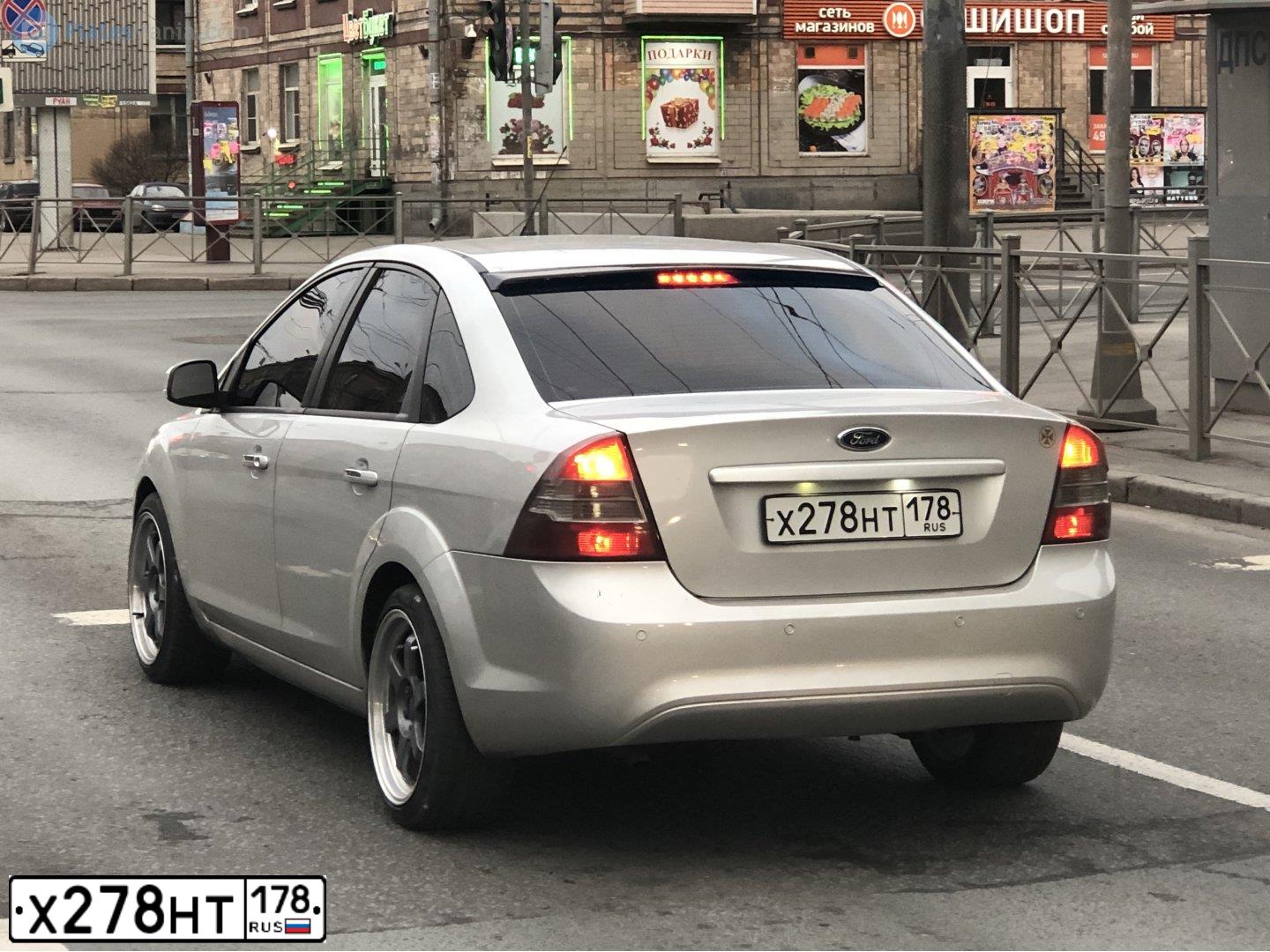 Фото автомобиля FORD FOCUS, 2010 — госномер Х278НТ178. Цвет: серебристый