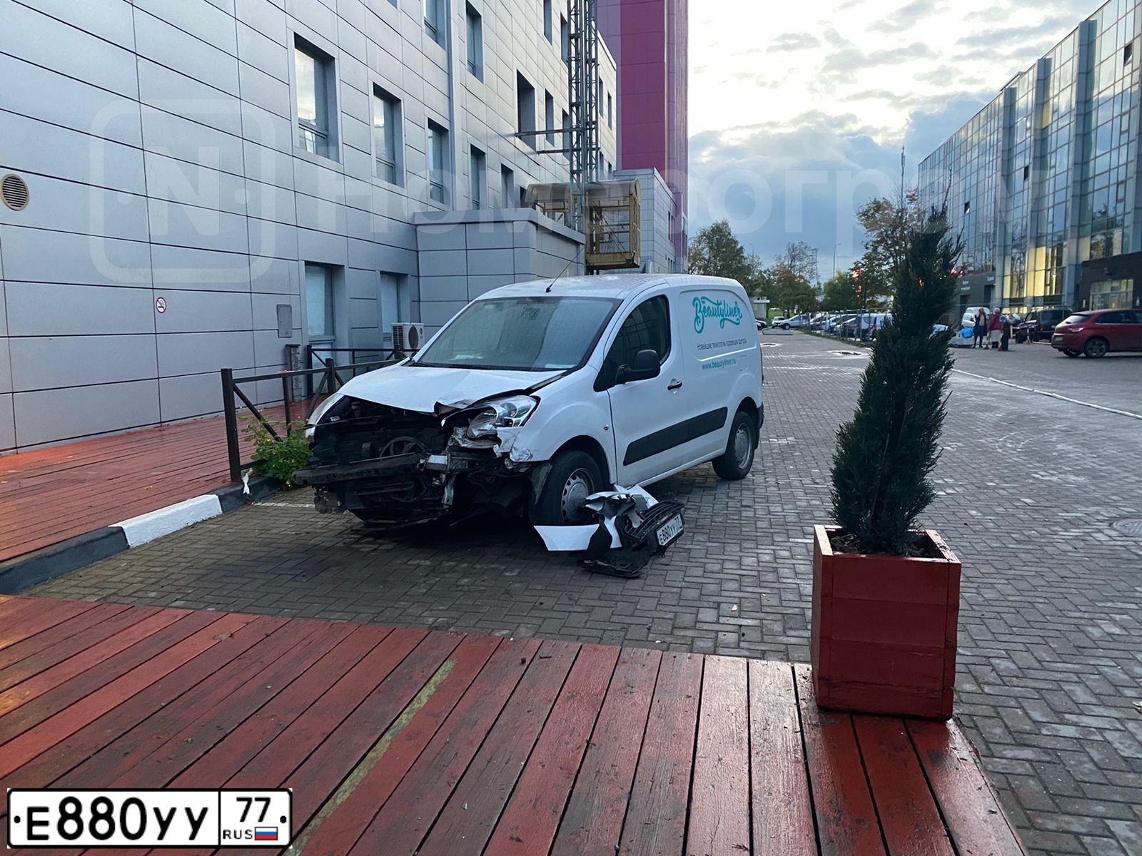 Фото автомобиля PEUGEOT PARTNER, 2012 — госномер А401КР774. Цвет: Белый