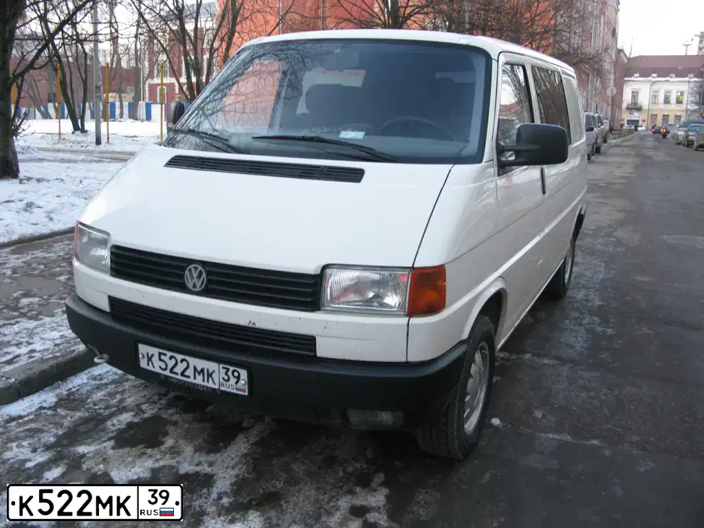 Фото автомобиля VOLKSWAGEN TRANSPORTER, 1995 — госномер К522МК39. Цвет: Белый