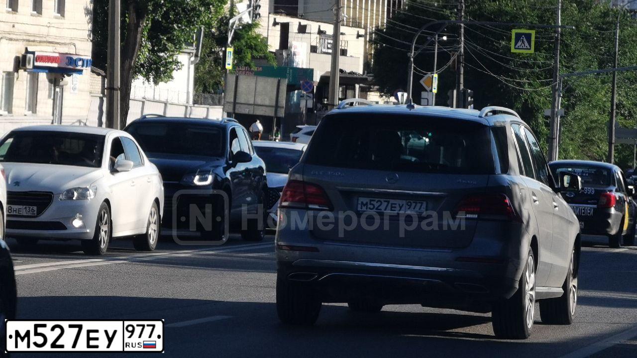 Фото автомобиля MERCEDES GLE-KLASSE, 2016 — госномер М527ЕУ977. Цвет: Серый