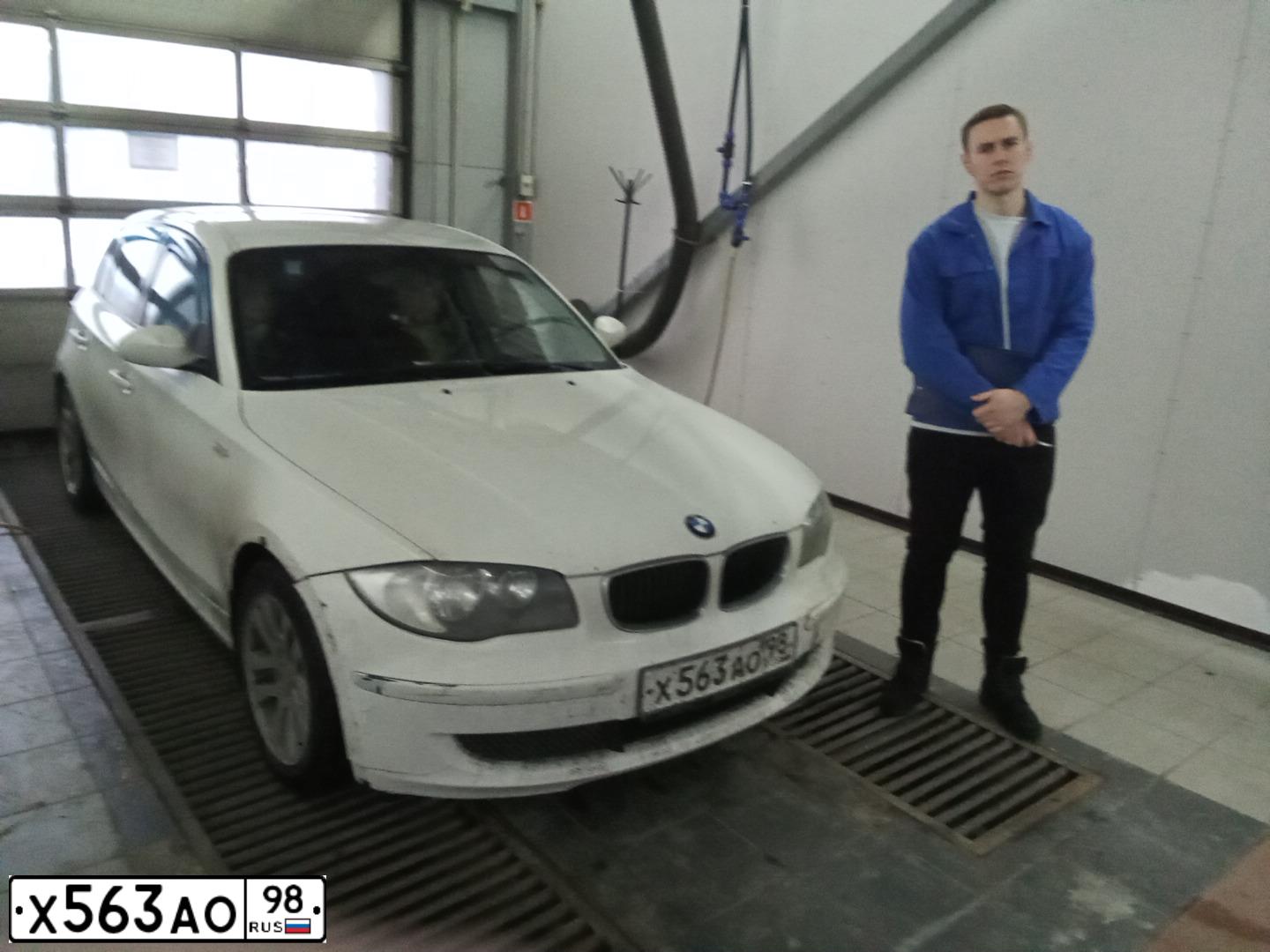 Фото автомобиля BMW SERIE 1, 2009 — госномер Х563АО98. Цвет: Белый