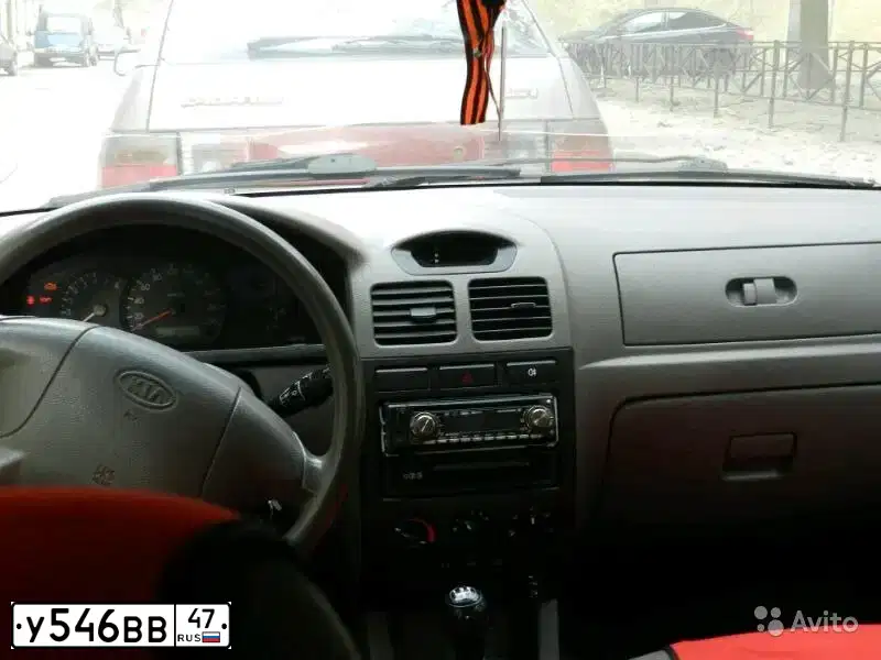 Фото автомобиля KIA RIO, 2005 — госномер У546ВВ47. Цвет: серебристый