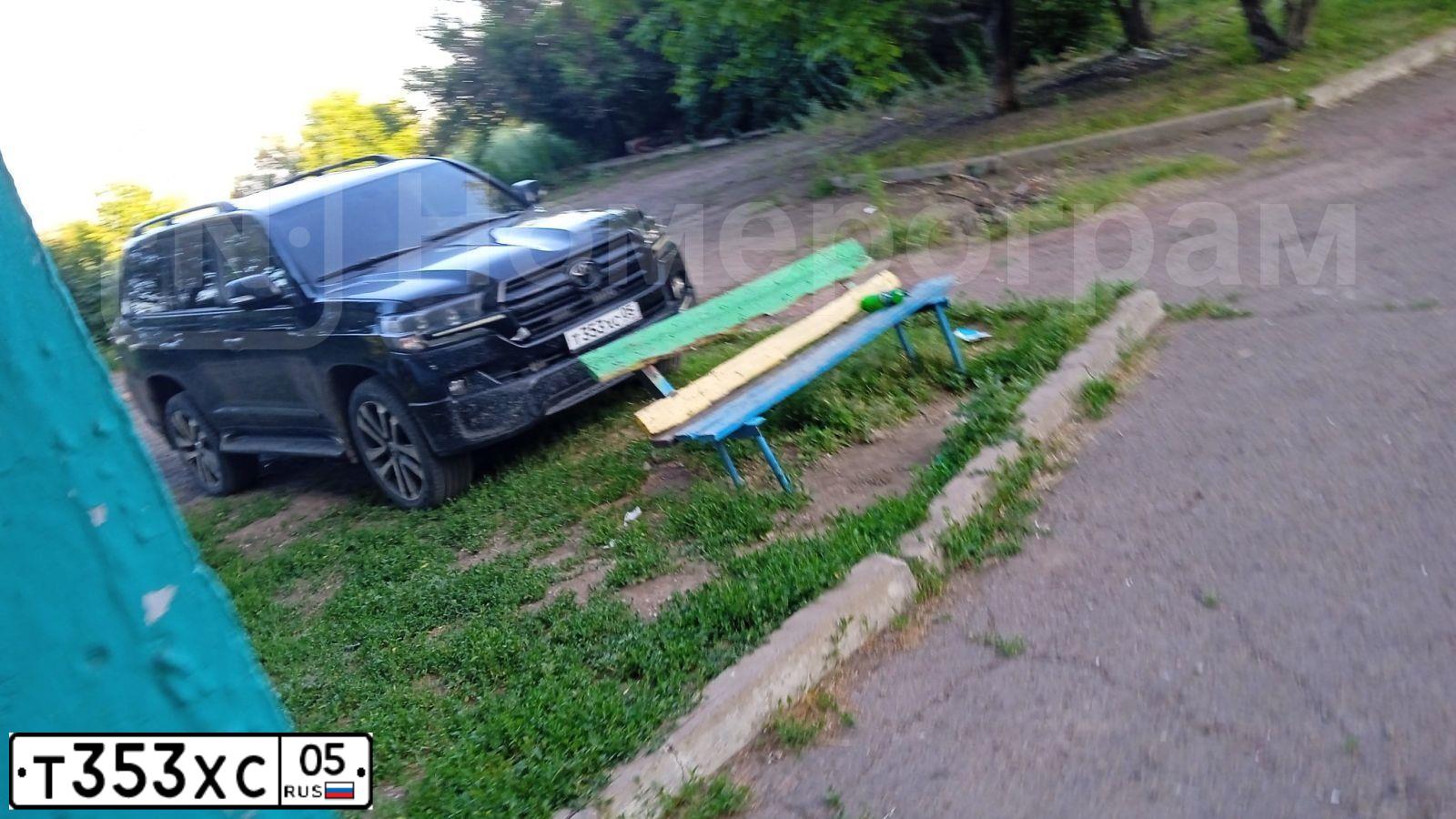 Фото автомобиля TOYOTA LANDCRUISER 200, 2008 — госномер У001КО61. Цвет: ЧЕРНЫЙ