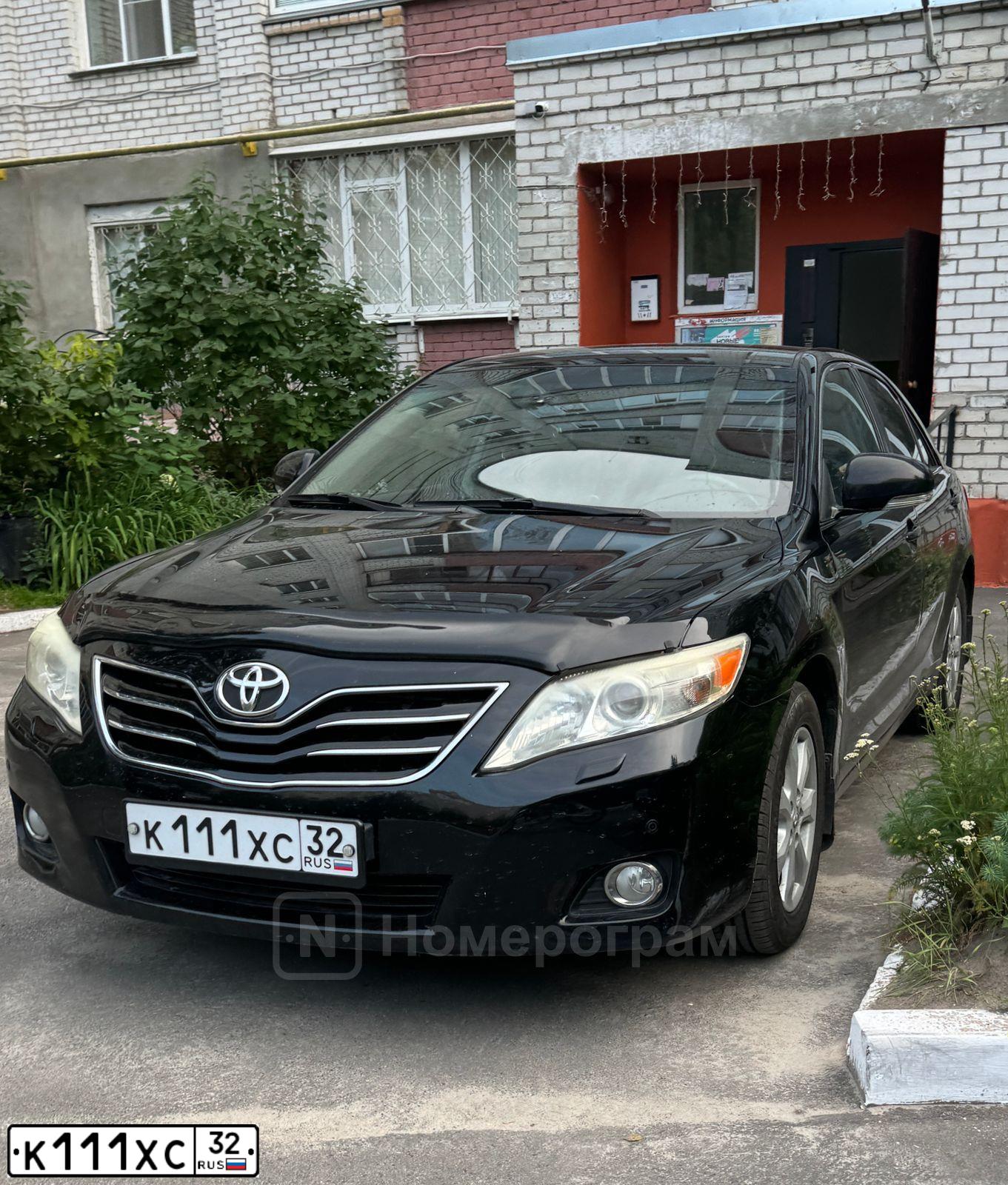 Фото автомобиля TOYOTA CAMRY, 2009 — госномер К111ХС32. Цвет: ЧЕРНЫЙ
