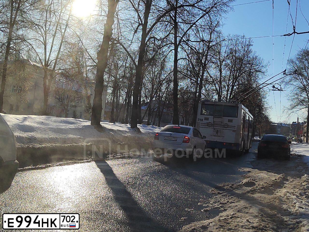 Фото автомобиля LADA 1119 KALINA, 2011 — госномер Е994НК702. Цвет: синий черный