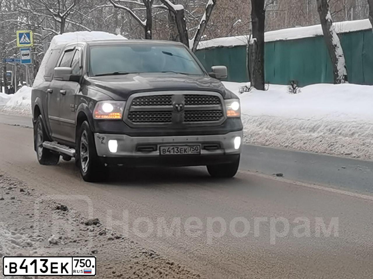 Фото автомобиля DODGE RAM, 2013 — госномер В413ЕК750. Цвет: ЧЕРНЫЙ