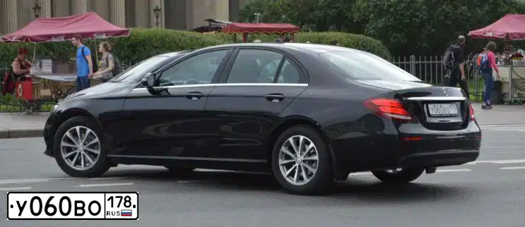 Фото автомобиля MERCEDES E-KLASSE, 2016 — госномер Е940КС198. Цвет: ЧЕРНЫЙ