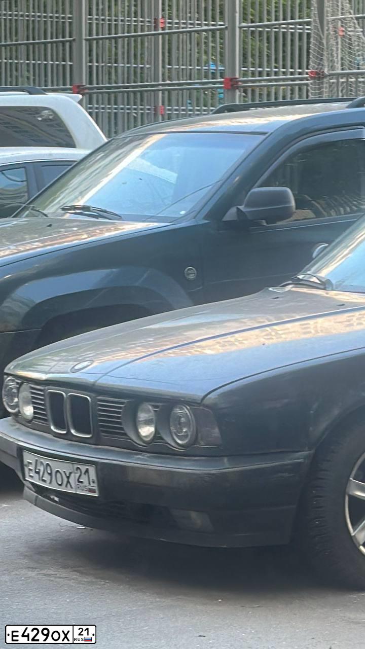Фото автомобиля BMW SERIE 5, 1992 — госномер Е429ОХ21. Цвет: ЧЕРНЫЙ