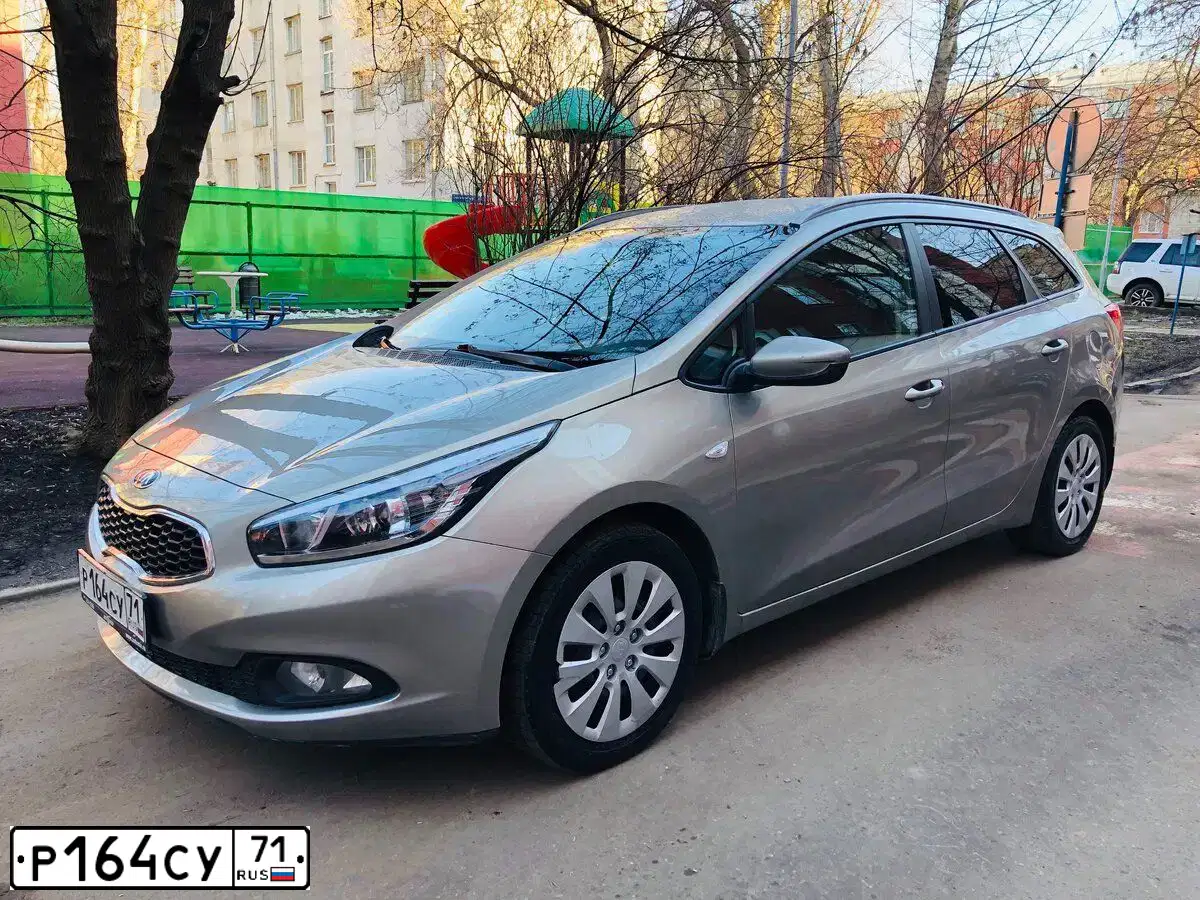 Фото автомобиля KIA CEE'D, 2013 — госномер Е195АК790. Цвет: Серебристый
