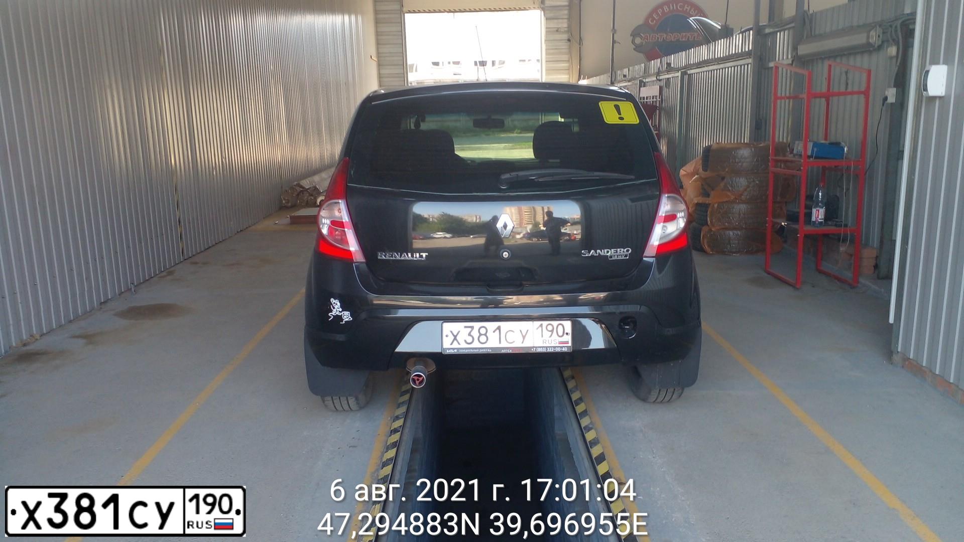 Фото автомобиля RENAULT SANDERO, 2012 — госномер Е308ВР761. Цвет: ЧЕРНЫЙ