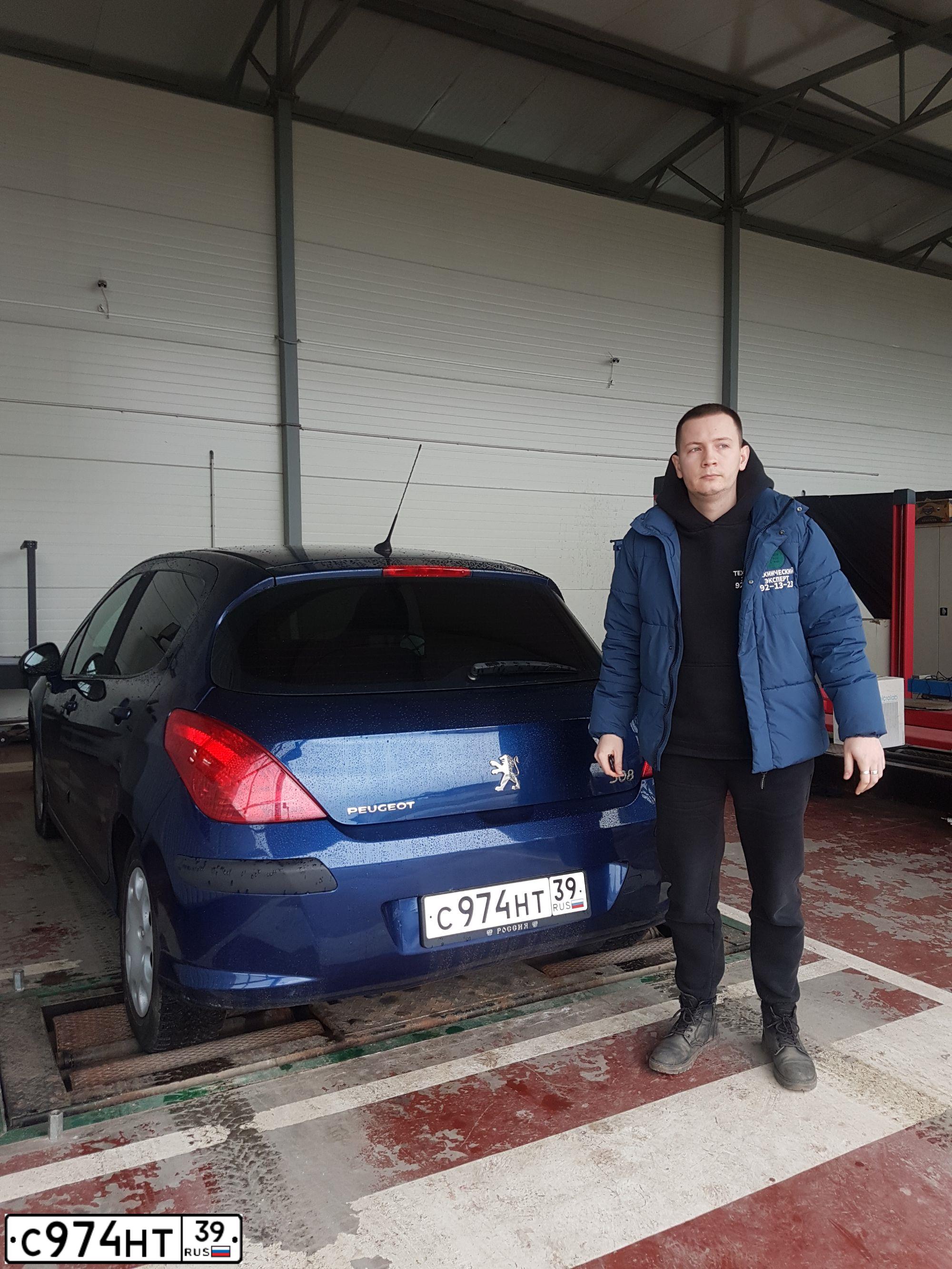 Фото автомобиля PEUGEOT 308, 2008 — госномер С588УН39. Цвет: синий