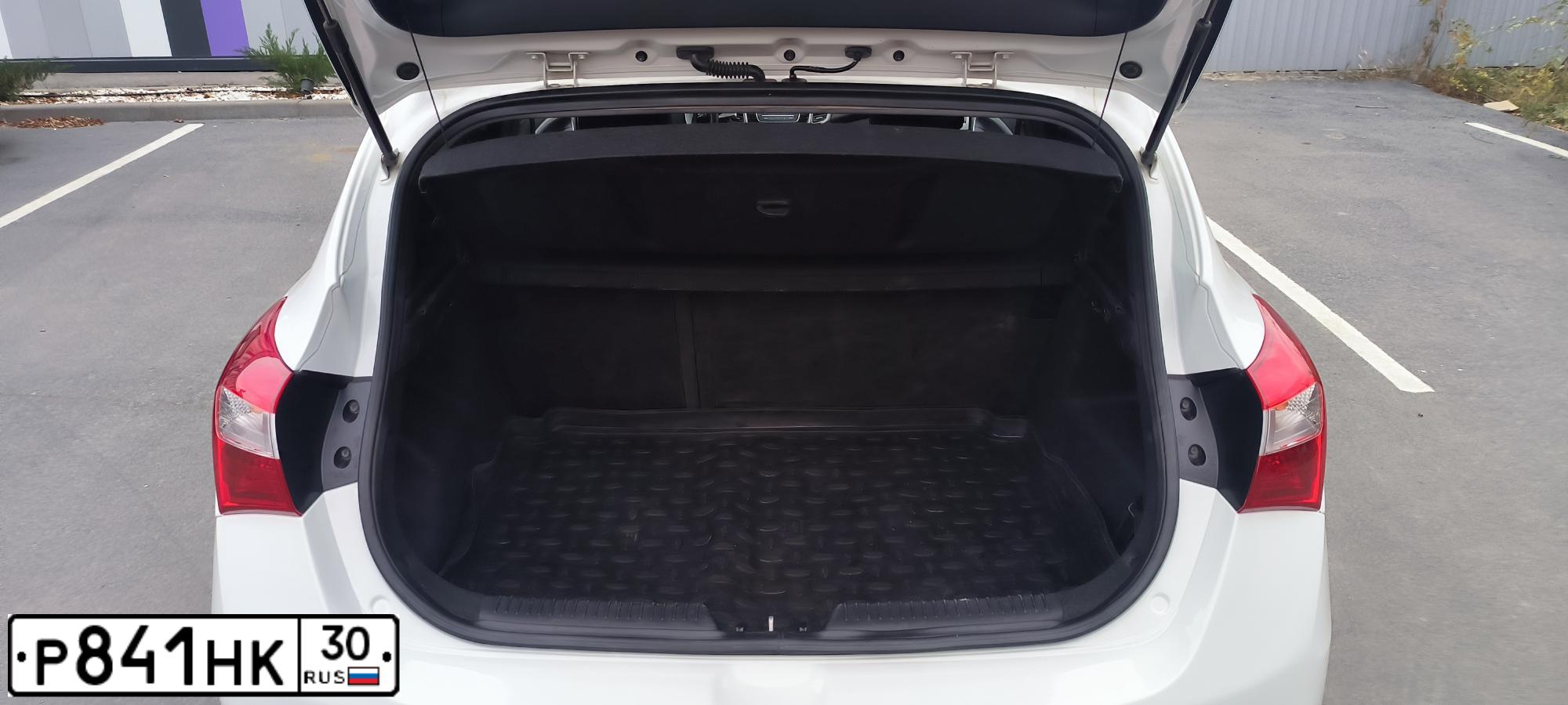 Фото автомобиля HYUNDAI I30, 2014 — госномер Е253ХА185. Цвет: Белый