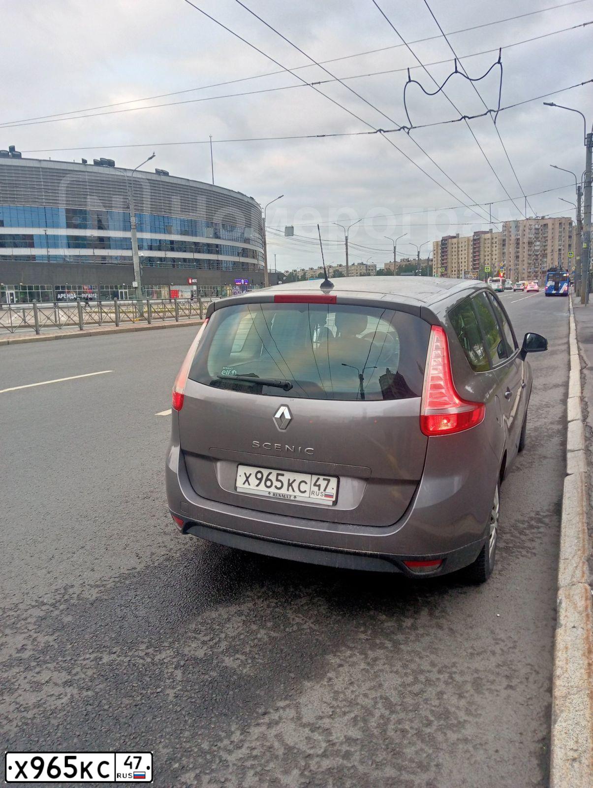 Фото автомобиля RENAULT MEGANE /GRAND/ SCENIC, 2009 — госномер Х965КС47. Цвет: СЕРЫЙ