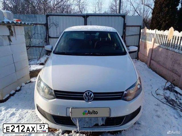 Фото автомобиля VOLKSWAGEN POLO, 2013 — госномер Н608АТ702. Цвет: Белый