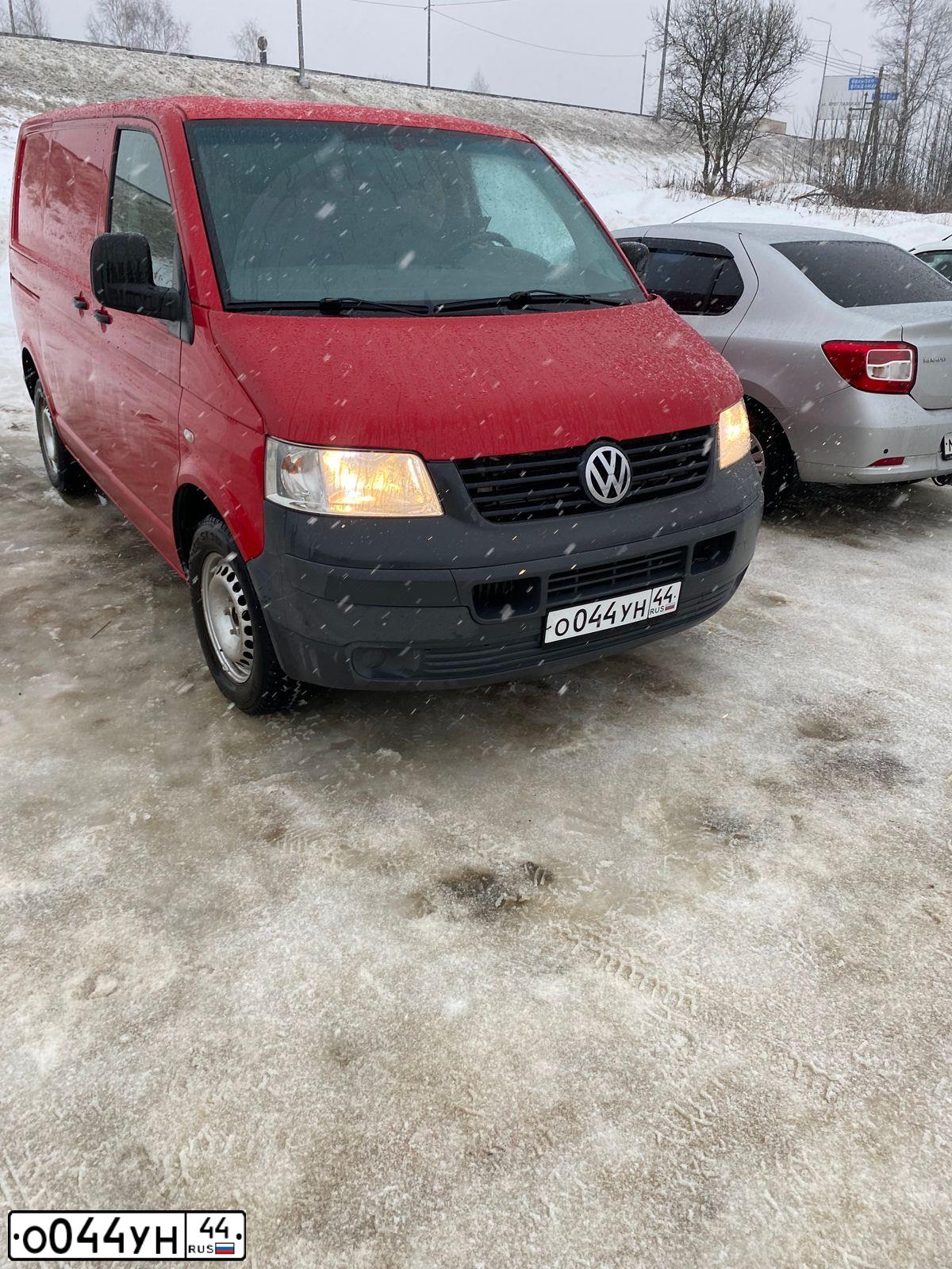 Фото автомобиля VOLKSWAGEN TRANSPORTER, 2008 — госномер О044УН44. Цвет: Красный
