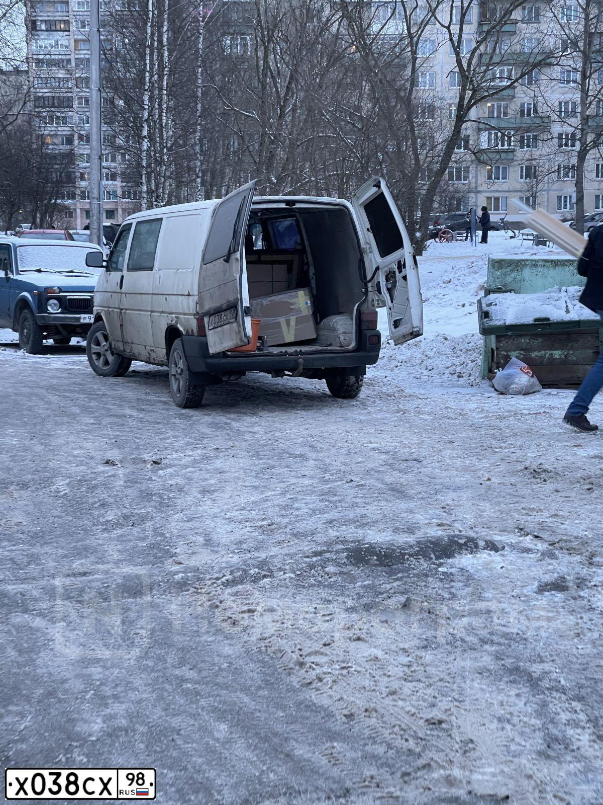 Фото автомобиля VOLKSWAGEN TRANSPORTER, 2000 — госномер Х038СХ98. Цвет: Белый