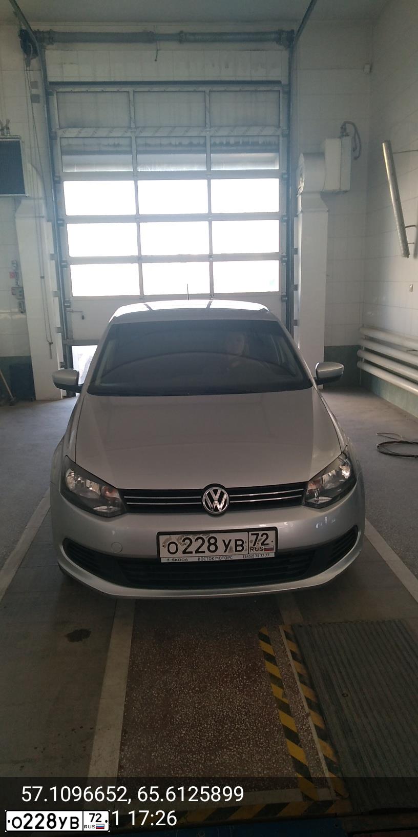 Фото автомобиля VOLKSWAGEN POLO, 2014 — госномер О228УВ72. Цвет: СЕРЕБРИСТЫЙ