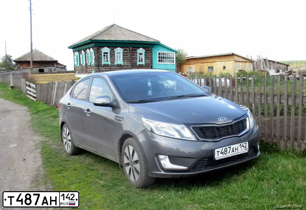 Фото автомобиля KIA RIO, 2012 — госномер Т487АН142. Цвет: СЕРЫЙ