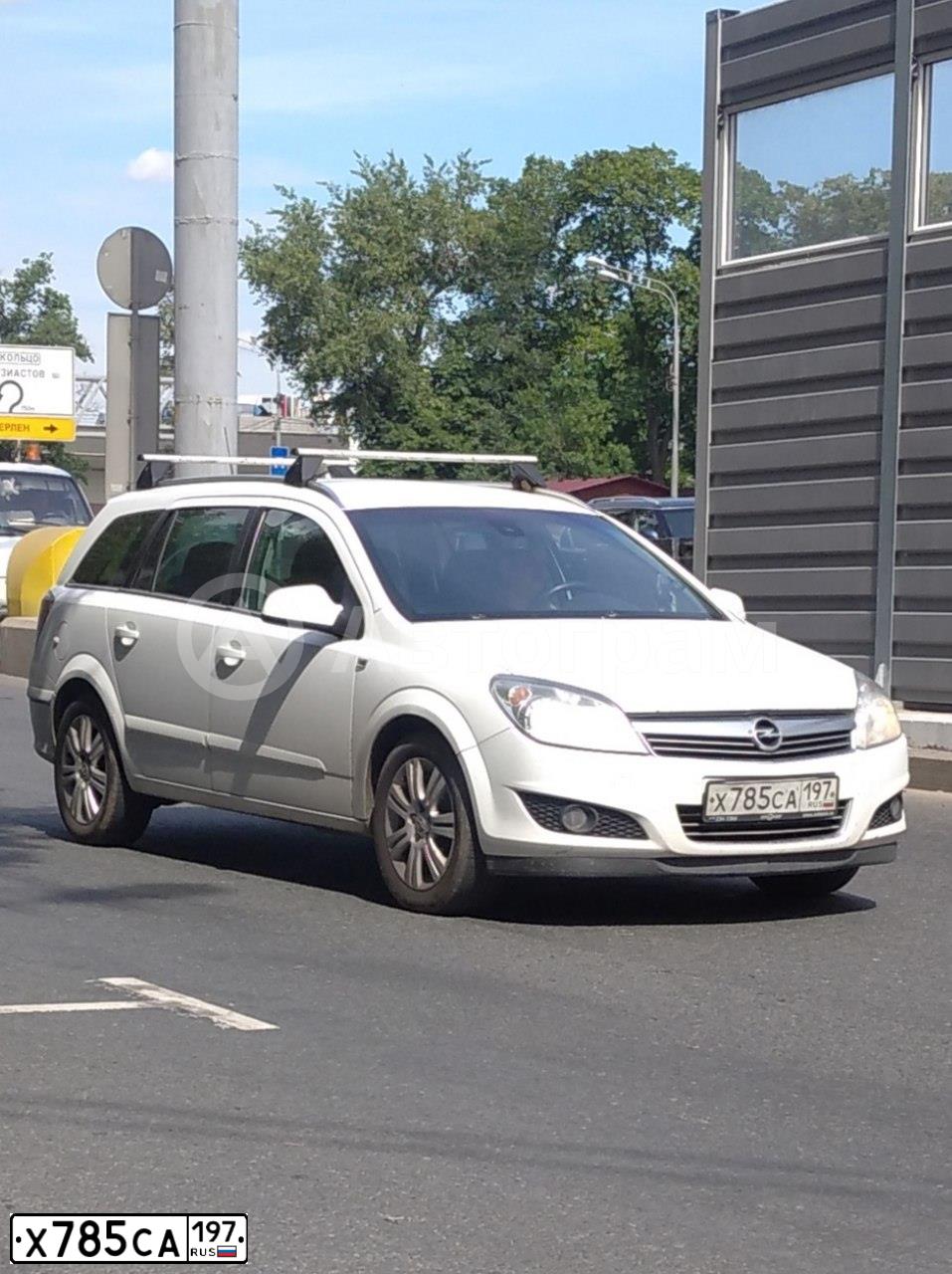 Фото автомобиля OPEL ASTRA, 2011 — госномер Х785СА197. Цвет: БЕЛЫЙ