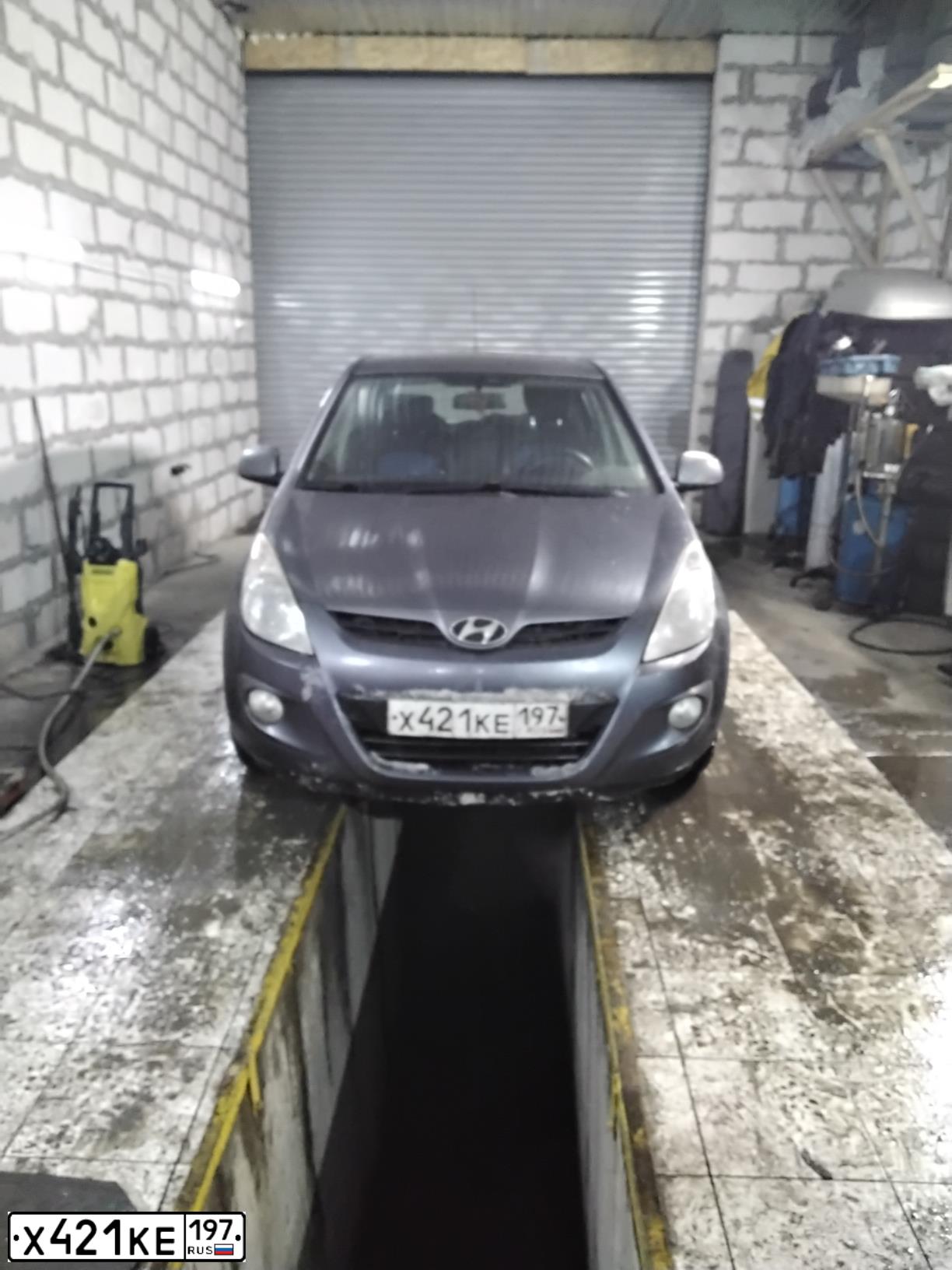 Фото автомобиля HYUNDAI I20, 2010 — госномер Х421КЕ197. Цвет: СЕРЫЙ ТЕМНЫЙ