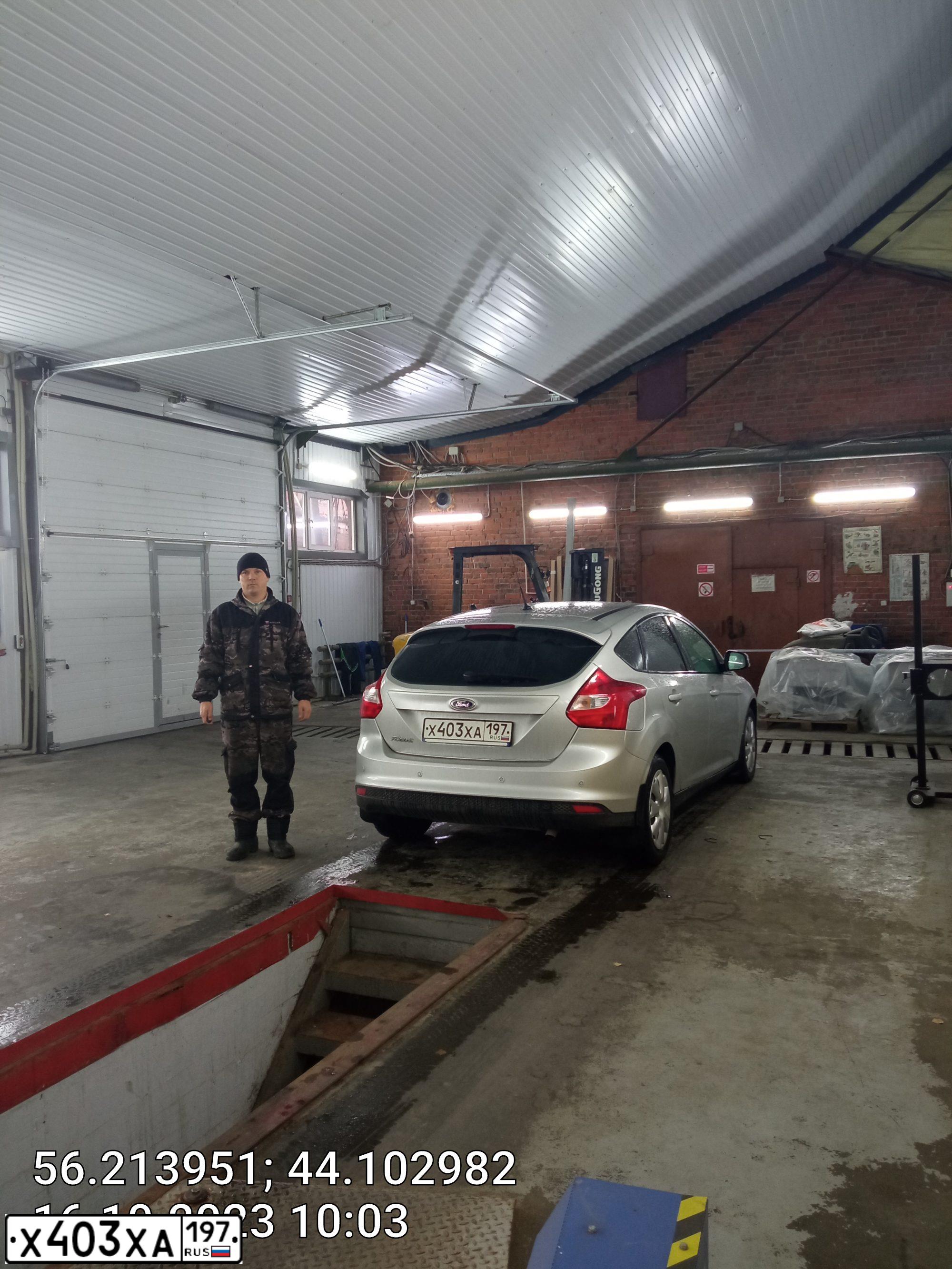 Фото автомобиля FORD FOCUS, 2012 — госномер А542ВР252. Цвет: Серый