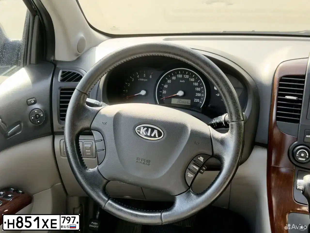 Фото автомобиля KIA CARNIVAL, 2009 — госномер Н851ХЕ797. Цвет: ЧЕРНЫЙ