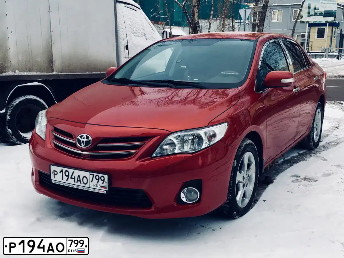 Фото автомобиля TOYOTA COROLLA, 2012 — госномер Р194АО799. Цвет: Красный