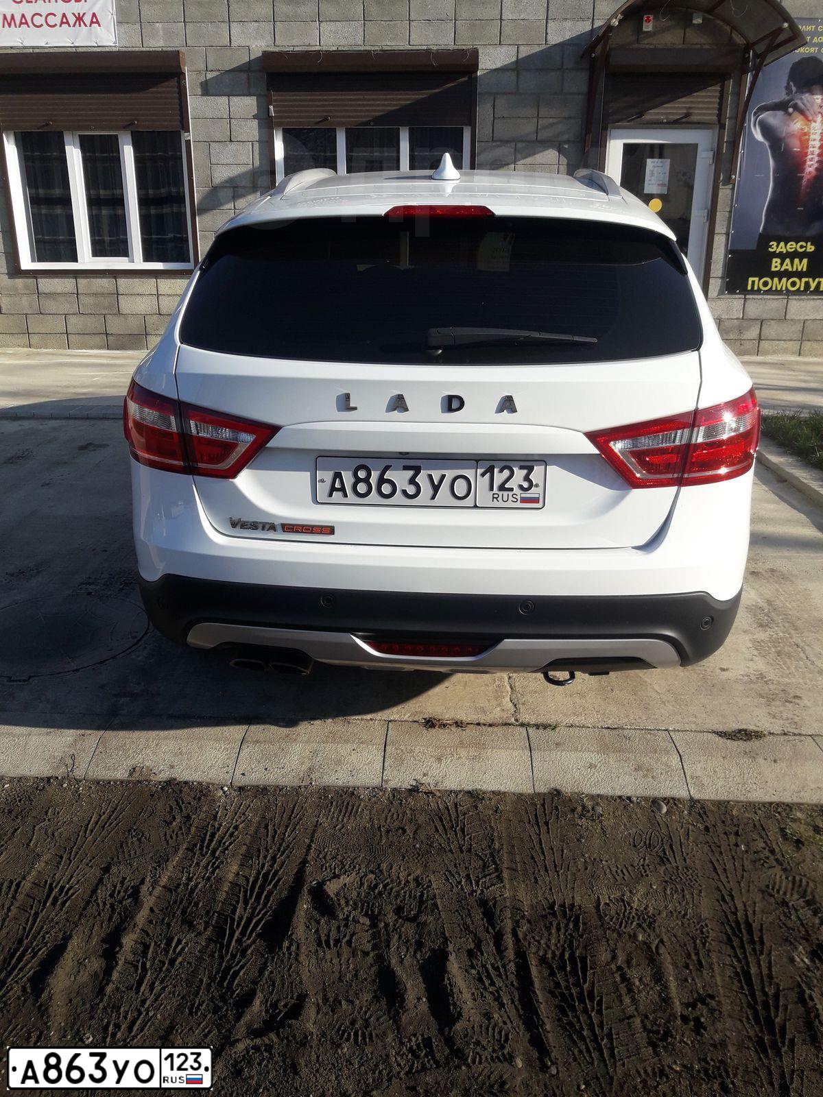 Фото автомобиля LADA VESTA, 2018 — госномер Е143НМ15. Цвет: БЕЛЫЙ