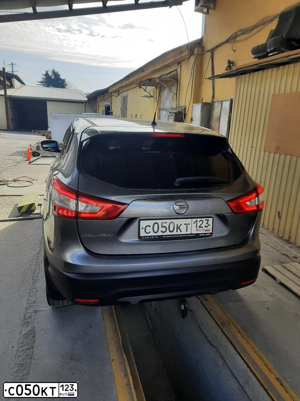 Фото автомобиля NISSAN QASHQAI, 2014 — госномер С050КТ123. Цвет: СЕРЫЙ
