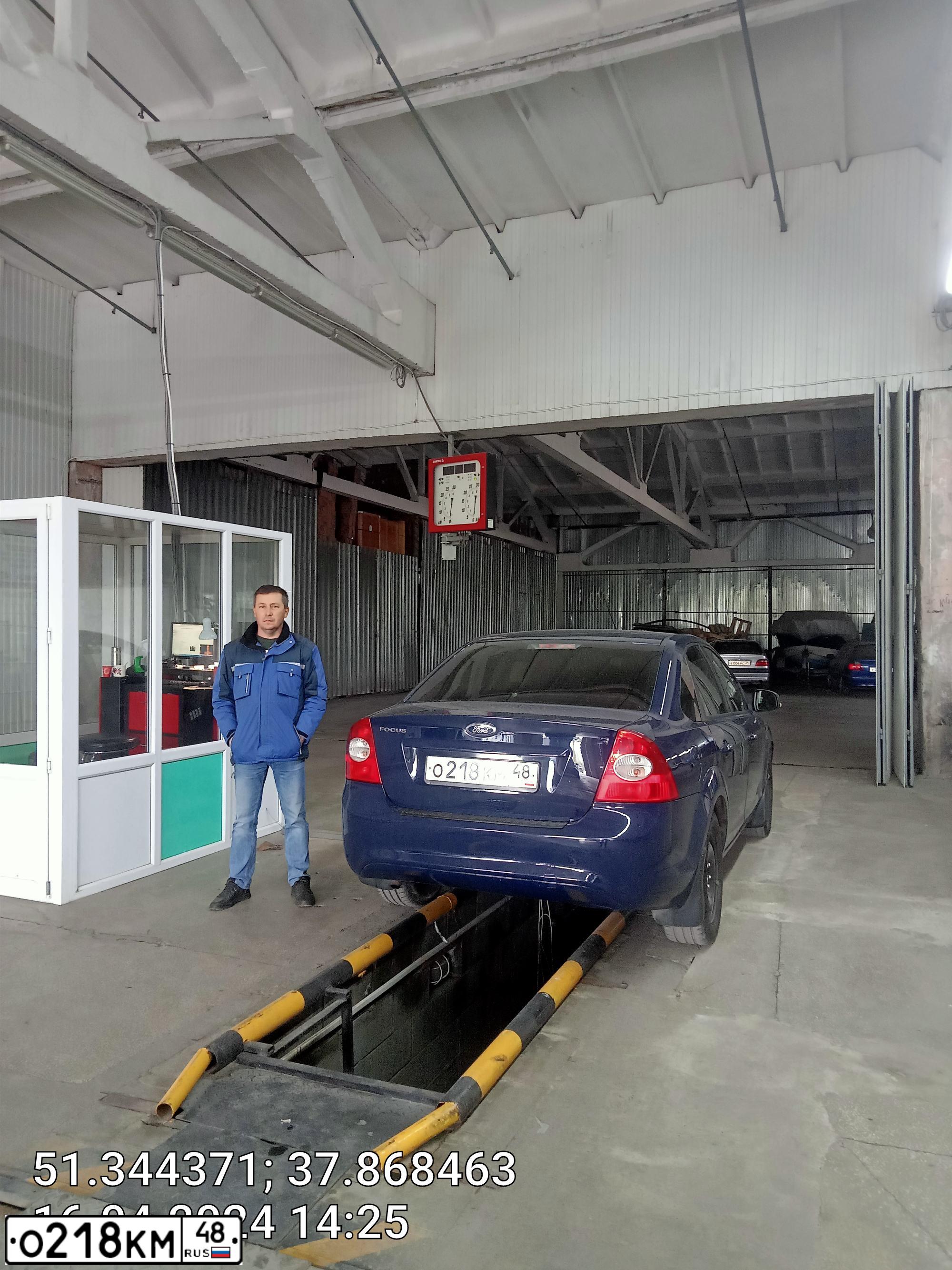 Фото автомобиля FORD FOCUS, 2010 — госномер О218КМ48. Цвет: ТЕМНО-СИНИЙ