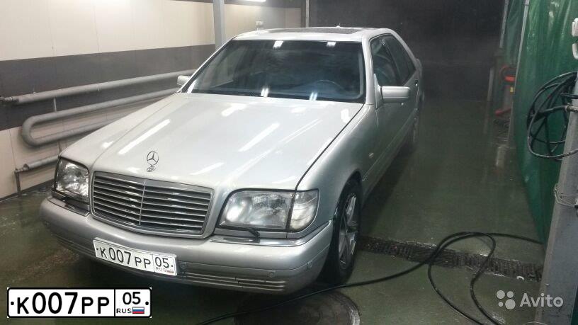 Фото автомобиля MERCEDES S-KLASSE, 1998 — госномер К007РР05. Цвет: Серебристый