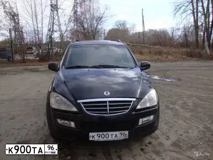 Фото автомобиля SSANGYONG KYRON, 2008 — госномер К900ТА96. Цвет: ЧЕРНЫЙ