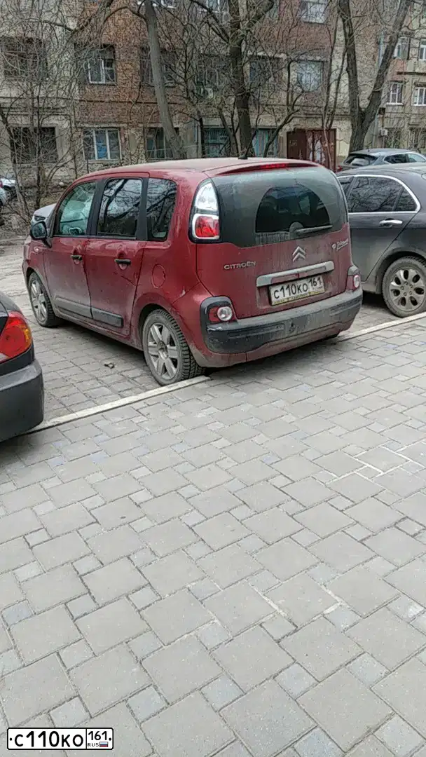 Фото автомобиля CITROEN C3 PICASSO, 2009 — госномер С110КО161. Цвет: КРАСНЫЙ