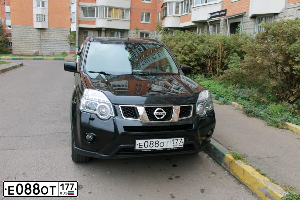 Фото автомобиля NISSAN X-TRAIL, 2012 — госномер Е088ОТ177. Цвет: ЧЕРНЫЙ