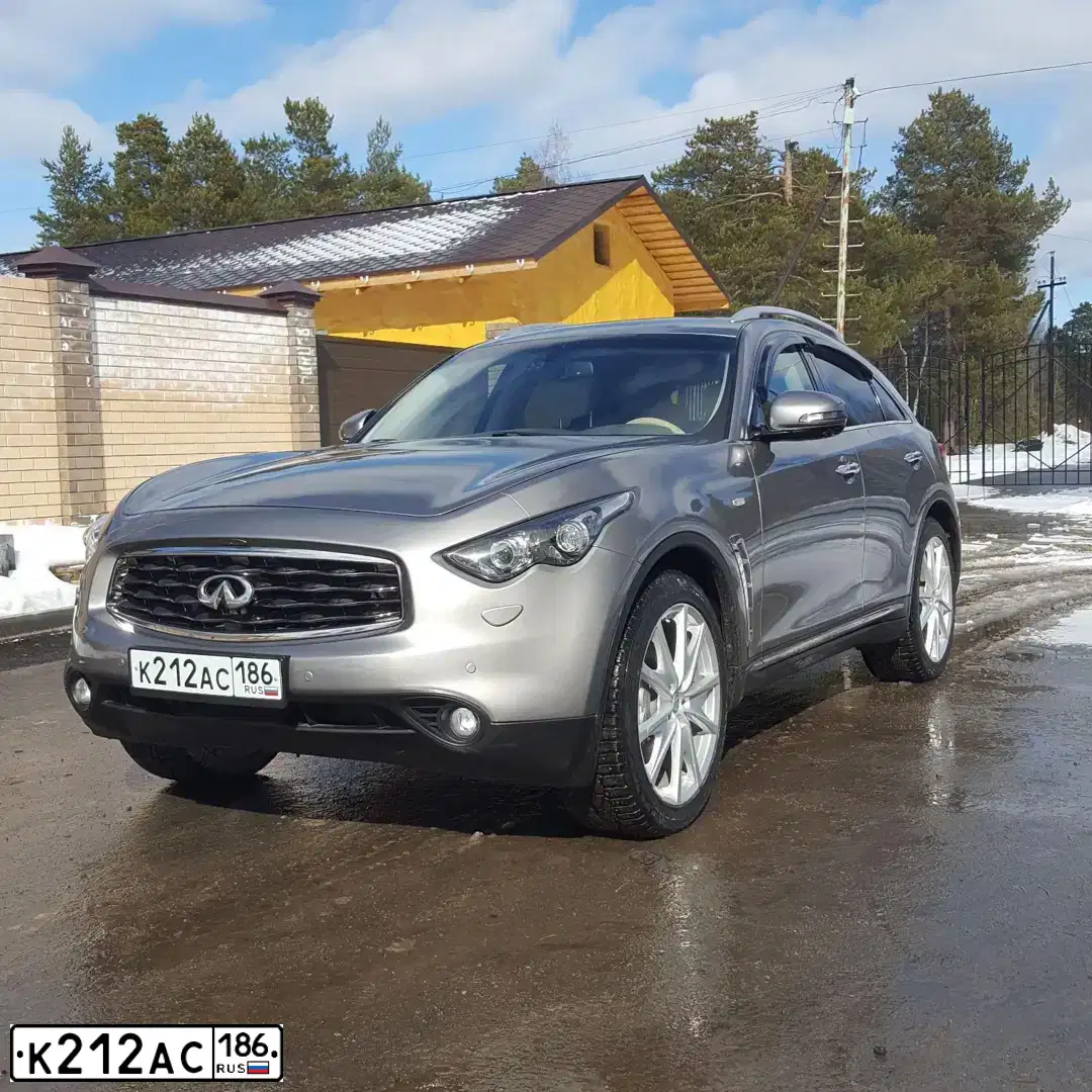 Фото автомобиля INFINITI QX70 /FX/, 2011 — госномер К212АС186. Цвет: СЕРЫЙ