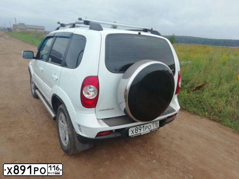 Фото автомобиля CHEVROLET NIVA, 2014 — госномер С411ТС18. Цвет: ЯРКО-БЕЛЫЙ